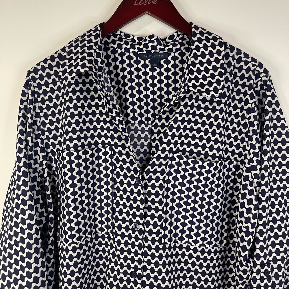 Tommy Hilfiger‎ Navy and White Zigzag Button Down blouse - Picture 3 of 10